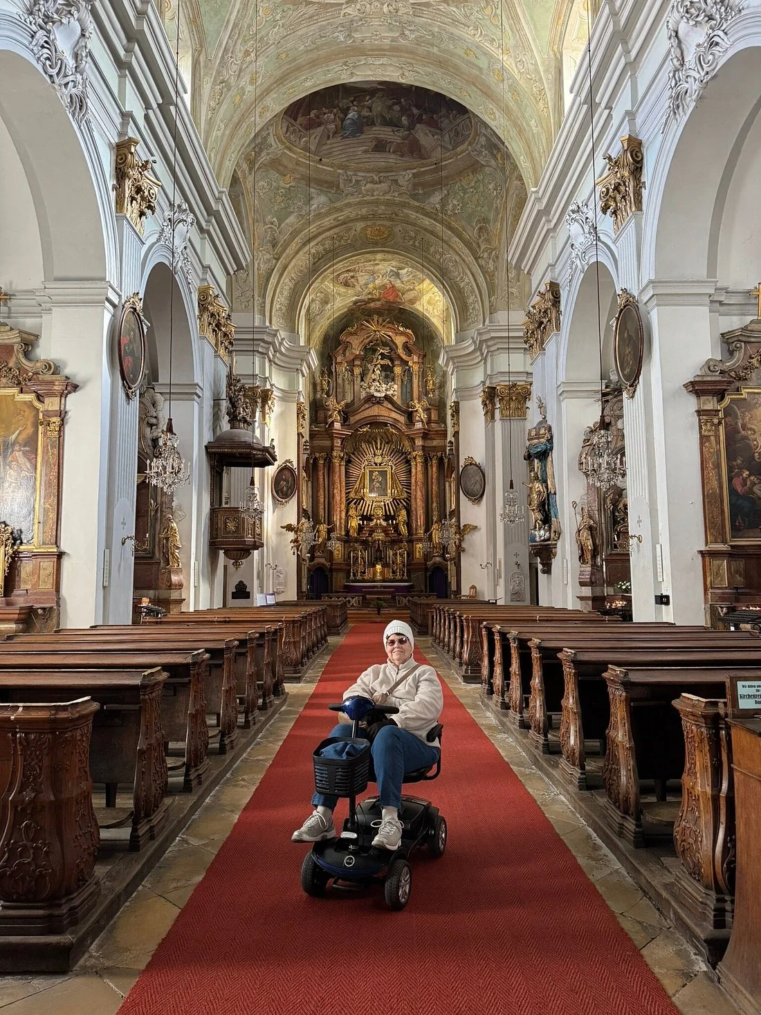 Kunde in einer barocken Kirche