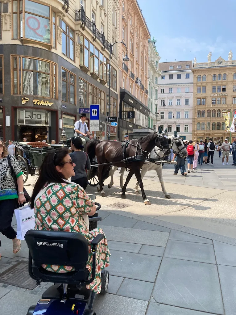 Mobile4Ever Kunde erkundet Wien Graben mit Elektromobil